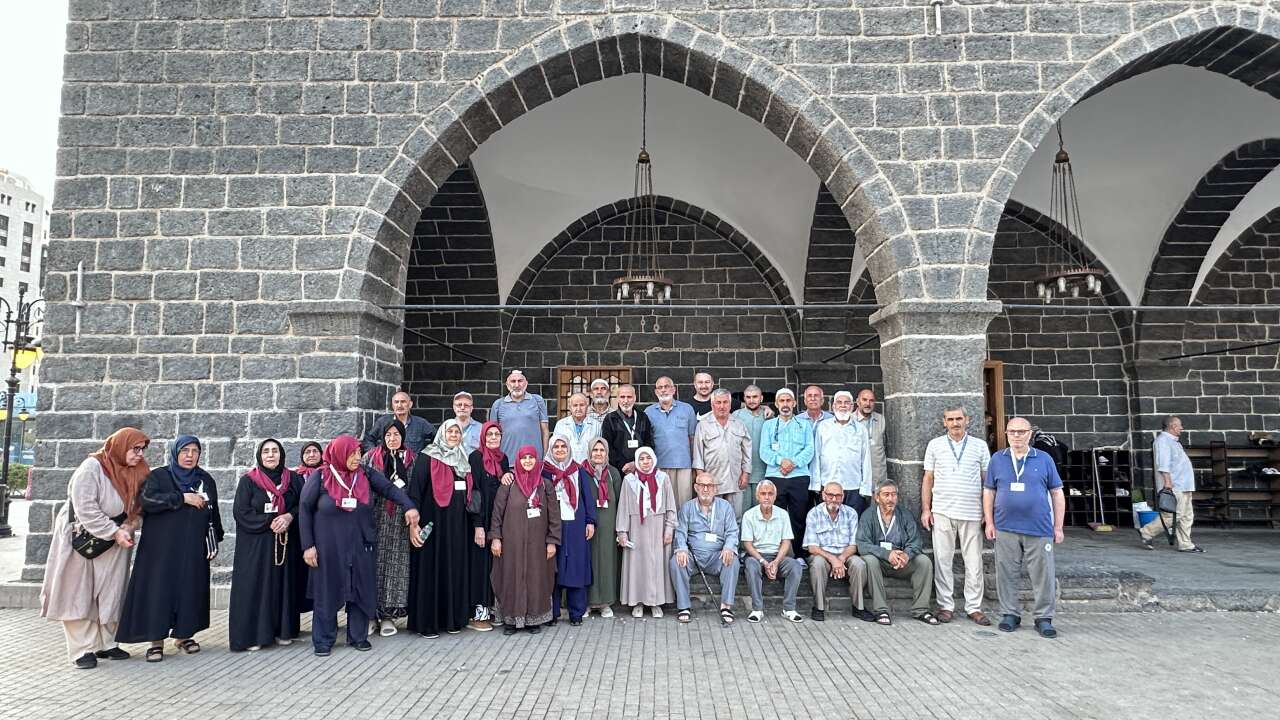 Konya Havalimanı’nda duygusal kavuşma! Vefa Umresi’nin üçüncü kafilesi döndü 15